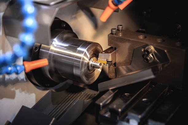 Radni proces stroja za glodanje i bušenje CNC visoke preciznosti u pogonu za obradu metala, radni proces u industriji čelika.