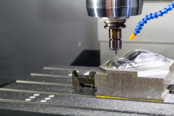خالی فلزی صنعتی که روی دستگاه CNC با دقت بالا کار می کند